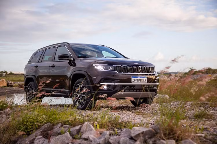 Được sản xuất tại Brazil, giá xe Jeep Commander 2021 dao động từ 199.990 - 279.900 Real (khoảng 876 triệu đến 1,22 tỷ đồng). Khi có mặt trên thị trường, xe sẽ cạnh tranh với những mẫu SUV 7 chỗ khác như Toyota Fortuner và Ford Everest.