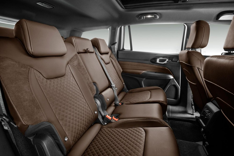 Với kích thước tầm trung, Jeep Commander có không gian nội thất khá rộng rãi với 3 hàng ghế. Ngoài ra, một số trang bị của xe còn được bê từ Jeep Compass 2022 sang như bảng đồng hồ kỹ thuật số với màn hình 10,25 inch, màn hình thông tin giải trí dạng cảm ứng 10,1 inch và ghế. Màn hình trung tâm của xe hỗ trợ kết nối không dây với điện thoại thông minh qua Apple CarPlay và Android Auto.