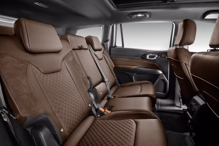 Với kích thước tầm trung, Jeep Commander có không gian nội thất khá rộng rãi với 3 hàng ghế. Ngoài ra, một số trang bị của xe còn được bê từ Jeep Compass 2022 sang như bảng đồng hồ kỹ thuật số với màn hình 10,25 inch, màn hình thông tin giải trí dạng cảm ứng 10,1 inch và ghế. Màn hình trung tâm của xe hỗ trợ kết nối không dây với điện thoại thông minh qua Apple CarPlay và Android Auto.