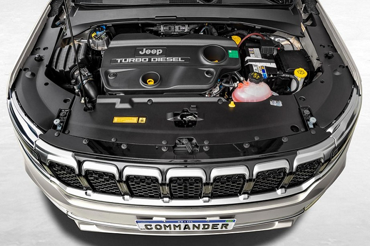 Mặt táp-lô và mặt cửa của xe được bọc bằng chất liệu da lộn ở bản cao cấp. Trong khi đó, ghế được bọc bằng da màu nâu phối da lộn, đi kèm bệ tì tay trung tâm dập dòng chữ "Jeep 1941". Ở cụm điều khiển trung tâm và mặt táp-lô có thêm những điểm nhấn màu vàng hồng khá thú vị.