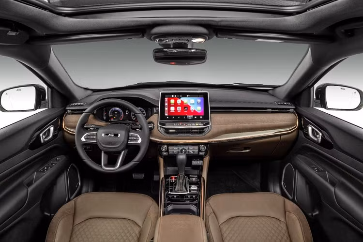 Dải đèn LED định vị ban ngày của Jeep Commander được đặt thấp bên dưới, trong cùng hốc với đèn sương mù. Ngoài ra, 2 dải đèn LED định vị ban ngày còn được nối với nhau bằng nẹp mạ crôm vắt ngang đầu xe, ngay bên trên hốc gió trung tâm. Bên dưới cản trước còn có tấm ốp gầm màu bạc.