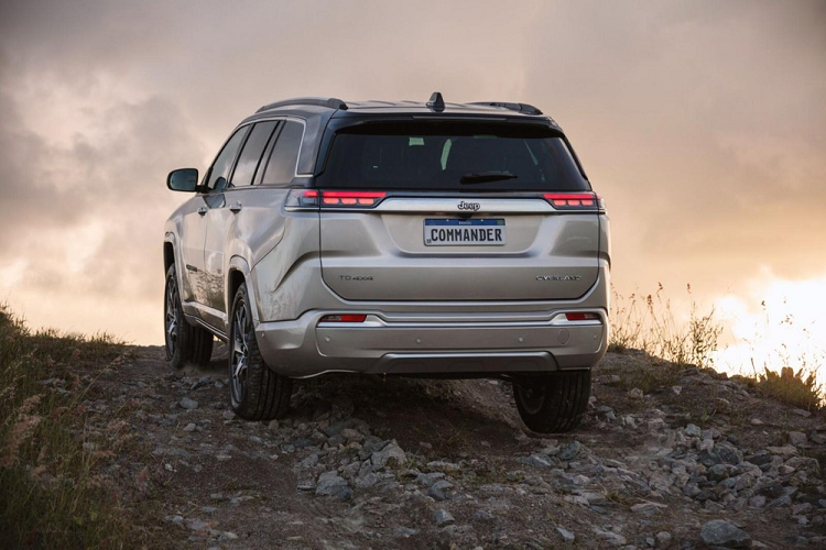 Tại thị trường Brazil, Jeep Commander mới được trang bị động cơ diesel Multijet, dung tích 2.0L, sản sinh công suất tối đa 170 mã lực và mô-men xoắn cực đại 380 Nm, tăng 30 Nm so với Compass. Động cơ này kết hợp với hộp số tự động 9 cấp và hệ dẫn động 4 bánh tiêu chuẩn. Hệ dẫn động 4x4 của xe đi kèm khóa vi sai, 3 chế độ địa hình (Sand/Mud, Snow, Auto) và hệ thống hỗ trợ đổ đèo.