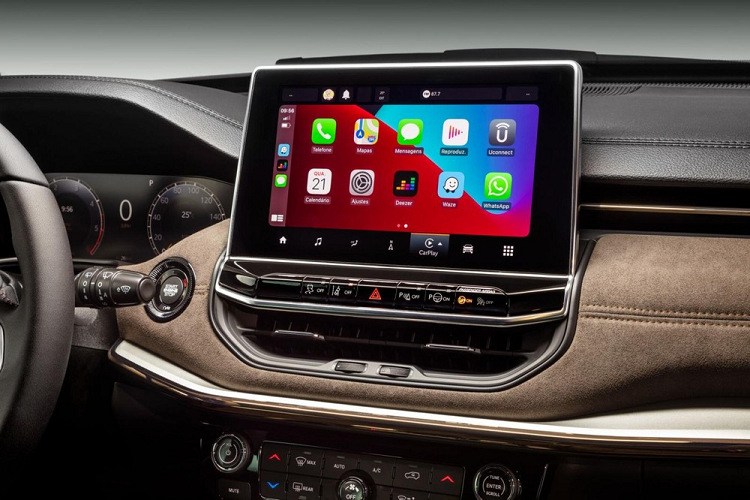 Khi nhìn thoáng qua, nhiều người sẽ tưởng rằng Jeep Commander là phiên bản kéo dài của mẫu SUV cỡ nhỏ Compass. Tuy nhiên, Jeep Commander trên thực tế lại chia sẻ một số chi tiết thiết kế với Grand Cherokee L. Trên đầu xe, Jeep Commander được trang bị cụm đèn pha mở rộng, cản trước khác biệt và hốc gió nằm thấp hơn so với người anh em Compass. Ngay cả lưới tản nhiệt của mẫu xe này cũng không hoàn toàn giống với Jeep Compass 2022.