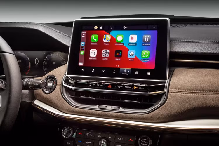 Khi nhìn thoáng qua, nhiều người sẽ tưởng rằng Jeep Commander là phiên bản kéo dài của mẫu SUV cỡ nhỏ Compass. Tuy nhiên, Jeep Commander trên thực tế lại chia sẻ một số chi tiết thiết kế với Grand Cherokee L. Trên đầu xe, Jeep Commander được trang bị cụm đèn pha mở rộng, cản trước khác biệt và hốc gió nằm thấp hơn so với người anh em Compass. Ngay cả lưới tản nhiệt của mẫu xe này cũng không hoàn toàn giống với Jeep Compass 2022.