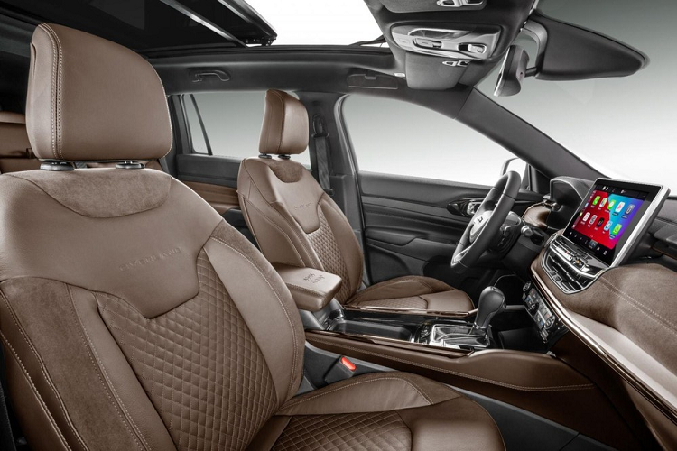 Nhìn bên sườn, Jeep Commander được thiết kế khá giống với Compass 2022, thể hiện qua hốc bánh vuông vắn, nẹp thân xe sơn màu và đường gân kéo dài từ chắn bùn trước đến đèn hậu. Trong khi đó, đường chân kính thẳng thớm và nóc màu đen của xe lại gợi liên tưởng đến Jeep Grand Cherokee 2022. Tùy phiên bản, xe sẽ dùng vành 18 inch hoặc 19 inch.