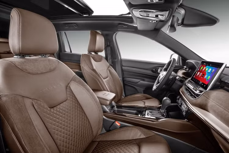 Nhìn bên sườn, Jeep Commander được thiết kế khá giống với Compass 2022, thể hiện qua hốc bánh vuông vắn, nẹp thân xe sơn màu và đường gân kéo dài từ chắn bùn trước đến đèn hậu. Trong khi đó, đường chân kính thẳng thớm và nóc màu đen của xe lại gợi liên tưởng đến Jeep Grand Cherokee 2022. Tùy phiên bản, xe sẽ dùng vành 18 inch hoặc 19 inch.