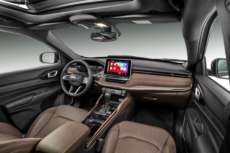 Khi không gập ghế, Jeep Commander có thể tích khoang hành lý là 661 lít. Nếu hàng ghế thứ 3 gập xuống, con số này tăng lên 1.760 lít. Ngoài ra, các ngăn chứa đồ xung quanh xe còn có tổng thể tích 31 lít.