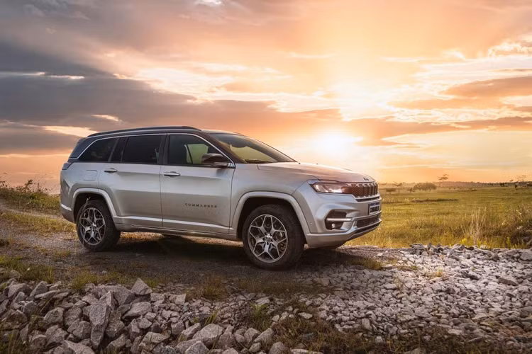 Thứ hai là động cơ đa nhiên liệu 4 xi-lanh, tăng áp, dung tích 1.3L, tạo ra công suất tối đa 185 mã lực và mô-men xoắn cực đại 270 Nm. Sức mạnh được truyền tới cầu trước thông qua hộp số tự động 6 cấp. Cuối cùng là những trang bị an toàn của xe như 7 túi khí, hệ thống kiểm soát hành trình, phanh khẩn cấp tự động và hỗ trợ giữ làn đường.