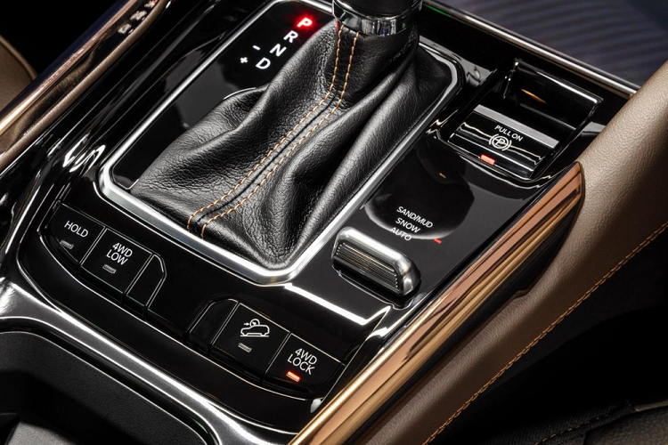 Những trang bị còn lại của Jeep Commander bao gồm ghế lái và ghế phụ lái chỉnh điện, sạc điện thoại thông minh không dây, trợ lý ảo Alexa, cửa sổ trời toàn cảnh Panorama, hệ thống âm thanh Harman Kardon 450 W 9 loa cũng như cửa cốp chỉnh điện. Hàng ghế giữa của xe có thể gập 60:40, giúp hành khách đi xuống bên dưới dễ dàng hơn, và trượt lên/xuống trong khoảng 140 mm. Trong khi đó, hàng ghế thứ ba có đủ cả cửa gió điều hòa lẫn cổng sạc USB.