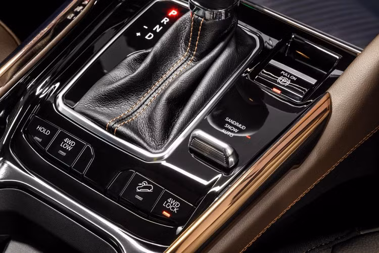 Những trang bị còn lại của Jeep Commander bao gồm ghế lái và ghế phụ lái chỉnh điện, sạc điện thoại thông minh không dây, trợ lý ảo Alexa, cửa sổ trời toàn cảnh Panorama, hệ thống âm thanh Harman Kardon 450 W 9 loa cũng như cửa cốp chỉnh điện. Hàng ghế giữa của xe có thể gập 60:40, giúp hành khách đi xuống bên dưới dễ dàng hơn, và trượt lên/xuống trong khoảng 140 mm. Trong khi đó, hàng ghế thứ ba có đủ cả cửa gió điều hòa lẫn cổng sạc USB.