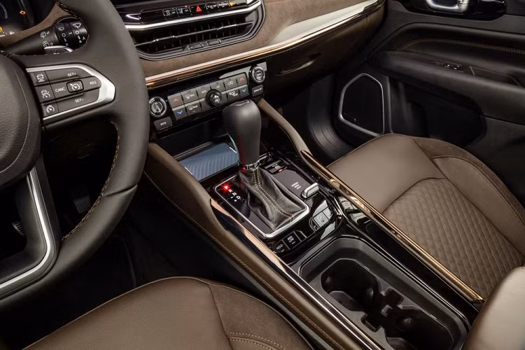 Vòng ra phía sau, chúng ta sẽ bắt gặp cụm đèn hậu có thiết kế thanh mảnh theo phong cách giống Jeep Grand Cherokee L 2021 sắp về Việt Nam cuối năm nay. Tuy nhiên, đèn hậu của Jeep Commander lại nằm ở vị trí cao hơn và có nẹp mạ crôm ở giữa.