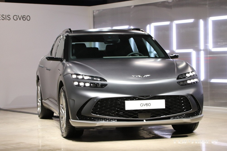 Dù ở bản trang bị nào, Genesis GV60 2022 cũng dùng cụm pin 77,4 kWh. Cụm pin cho phép bản tiêu chuẩn chạy được 451 km sau khi sạc đầy pin. Hai con số của bản Standard AWD cũng như Performance AWD lần lượt là 400 km và 368 km. Nếu người lái dùng hệ thống sạc nhanh 350 kW, thời gian tăng dung lượng pin từ 10% lên 80% là 18 phút.