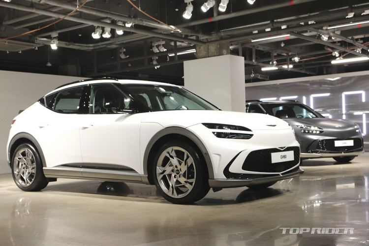 Những công nghệ khác liên quan đến vận hành của xe bao gồm khóa vi sai chống trượt điện tử và hệ thống Preview Electronic Control Suspension (Preview ECS). Trong đó, hệ thống Preview ECS dùng camera trước và hệ thống định vị để phát hiện những thứ phía trước như con lươn giảm tốc đồng thời kiểm soát lực giảm chấn của hệ thống treo cho phù hợp với điều kiện đường xá. Được biết, Genesis GV60 2022 dùng hệ thống treo thanh giằng MacPherson phía trước và hệ thống treo 5 liên kết đằng sau...