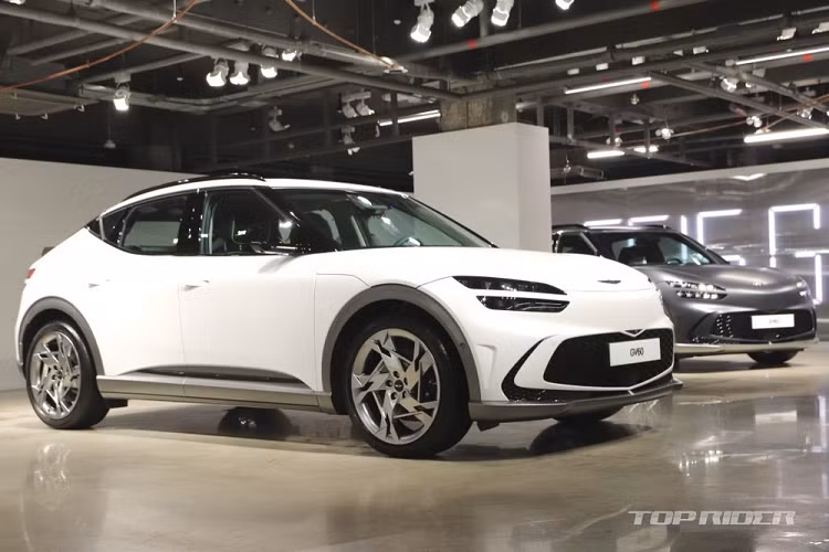 Những công nghệ khác liên quan đến vận hành của xe bao gồm khóa vi sai chống trượt điện tử và hệ thống Preview Electronic Control Suspension (Preview ECS). Trong đó, hệ thống Preview ECS dùng camera trước và hệ thống định vị để phát hiện những thứ phía trước như con lươn giảm tốc đồng thời kiểm soát lực giảm chấn của hệ thống treo cho phù hợp với điều kiện đường xá. Được biết, Genesis GV60 2022 dùng hệ thống treo thanh giằng MacPherson phía trước và hệ thống treo 5 liên kết đằng sau...