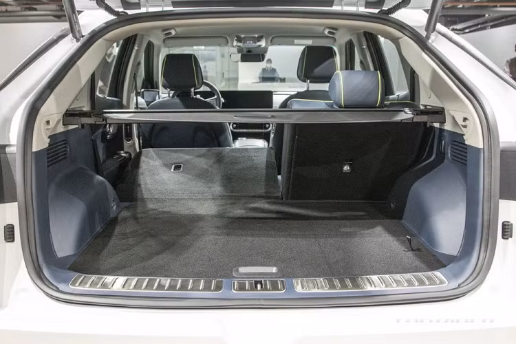 Tùy vào phiên bản, Genesis GV60 2022 sẽ dùng mô-tơ điện khác nhau. Trong đó, bản Standard RWD tiêu chuẩn được trang bị mô-tơ điện mạnh 225 mã lực và mô-men xoắn cực đại 350 Nm. Mạnh hơn là bản Standard AWD với 2 mô-tơ điện và hệ dẫn động 4 bánh toàn thời gian. Mô-tơ điện trên cầu sau tạo ra công suất tối đa 215 mã lực trong khi con số tương ứng của mô-tơ trên cầu trước là 99 mã lực. Tổng cộng, bản Standard AWD có công suất 314 mã lực và mô-men xoắn cực đại 605 Nm.