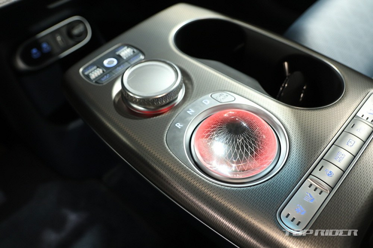 Đặc biệt, Genesis GV60 2022 còn có công nghệ nhận dạng khuôn mặt Face Connect và vân tay. Trong đó, Face Connect là công nghệ mở cửa và đóng cửa bằng nhận dạng khuôn mặt, thay cho khóa thông minh thông thường. Sau khi mở cửa xe bằng khuôn mặt, người lái phải quét vân tay thì mới có thể khởi động và lái xe đi.