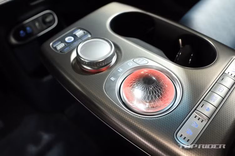 Đặc biệt, Genesis GV60 2022 còn có công nghệ nhận dạng khuôn mặt Face Connect và vân tay. Trong đó, Face Connect là công nghệ mở cửa và đóng cửa bằng nhận dạng khuôn mặt, thay cho khóa thông minh thông thường. Sau khi mở cửa xe bằng khuôn mặt, người lái phải quét vân tay thì mới có thể khởi động và lái xe đi.