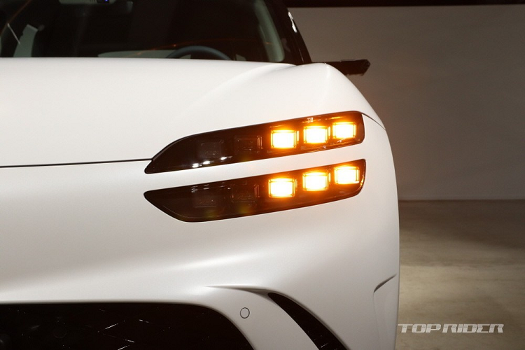 Genesis GV60 2022 được phát triển dựa trên cơ sở gầm bệ dành riêng cho xe điện Electric-Global Modular Platform (E-GMP), tương tự Hyundai Ioniq 5 và Kia EV6. Kích thước của Genesis GV60 2022 bao gồm chiều dài 4.515 mm, chiều rộng 1.890 mm và chiều cao 1.580 mm. Với kích thước này, GV60 là mẫu SUV nhỏ nhất của thương hiệu Genesis hiện nay. Tuy nhiên, xe lại có chiều dài cơ sở lên đến 2.900 mm, nhỉnh hơn cả đàn anh Genesis GV70 (2.875 mm).