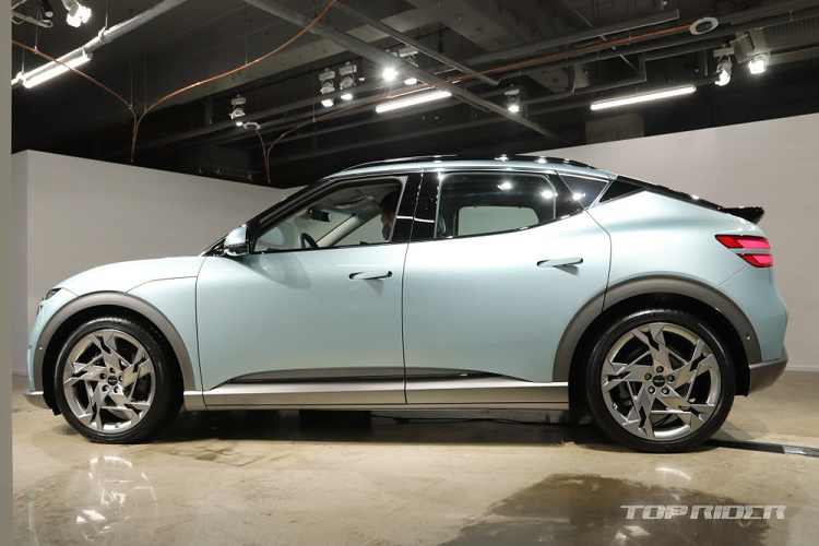 Tại thị trường Hàn Quốc, Genesis GV60 2022 hạng sang được chia thành 3 phiên bản, bao gồm Standard RWD, Standard AWD và Performance AWD. Giá bán tương ứng của 3 phiên bản này là 59,9 triệu Won (1,19 tỷ đồng), 64,59 triệu Won (1,29 tỷ đồng) và 69,75 triệu Won (1,39 tỷ đồng), chỉ ngang ngửa VinFast LUX A2.0 tại Việt Nam.