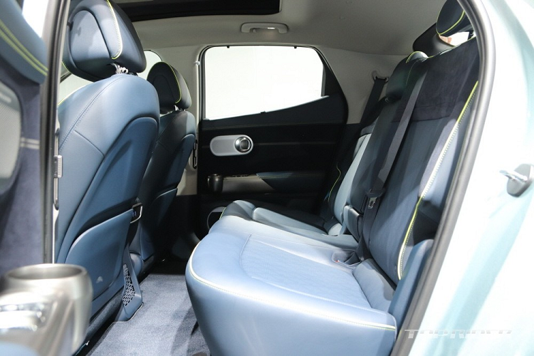 Những điểm nhấn khác bên trong xe bao gồm hệ thống âm thanh Bang &amp; Olufsen 17 loa, hàng ghế sau đủ chỗ cho người cao 1,8 m ngồi thoải mái, sạc điện thoại thông minh không dây, màn hình hiển thị thông tin kính lái, công nghệ cách âm chủ động ANC-R và công nghệ cập nhật phần mềm qua WiFi.