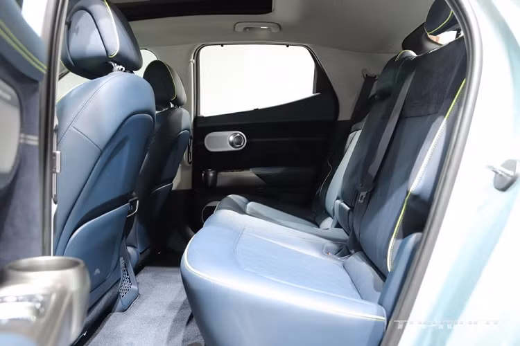 Những điểm nhấn khác bên trong xe bao gồm hệ thống âm thanh Bang &amp; Olufsen 17 loa, hàng ghế sau đủ chỗ cho người cao 1,8 m ngồi thoải mái, sạc điện thoại thông minh không dây, màn hình hiển thị thông tin kính lái, công nghệ cách âm chủ động ANC-R và công nghệ cập nhật phần mềm qua WiFi.