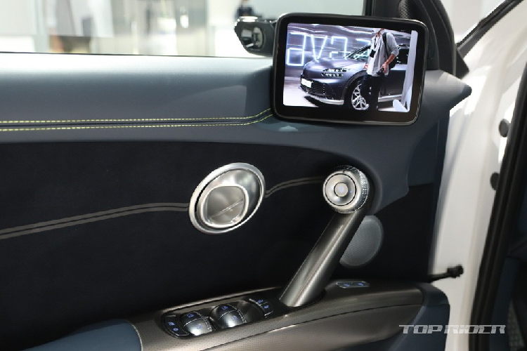 Tuy nhiên, điểm nhấn của mẫu xe này lại nằm ở quả cầu pha lê trên cụm điều khiển trung tâm. Khi xe tắt máy, quả cầu này sẽ đóng vai trò như một phần của hệ thống đèn viền Ambient Lighting trong nội thất. Khi xe bật máy, quả cầu sẽ xoay và nút bấm chuyển số sẽ xuất hiện.
