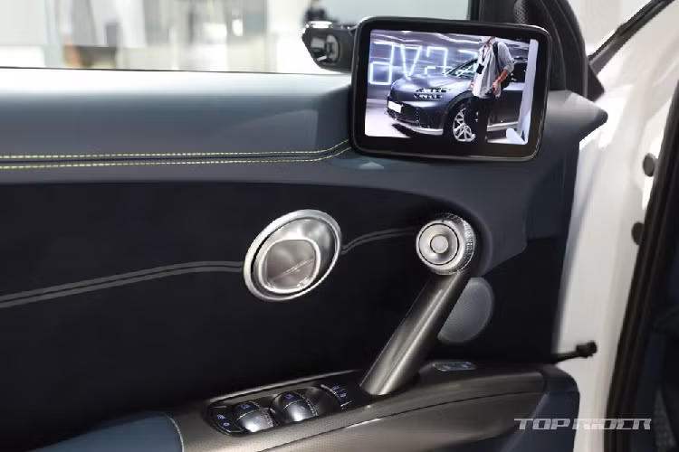 Tuy nhiên, điểm nhấn của mẫu xe này lại nằm ở quả cầu pha lê trên cụm điều khiển trung tâm. Khi xe tắt máy, quả cầu này sẽ đóng vai trò như một phần của hệ thống đèn viền Ambient Lighting trong nội thất. Khi xe bật máy, quả cầu sẽ xoay và nút bấm chuyển số sẽ xuất hiện.