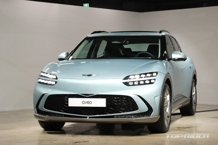 Thêm vào đó là lưới tản nhiệt hình chiếc khiên Crest Grille - một đặc điểm nhận dạng khác của xe Genesis. Lưới tản nhiệt được bao quanh bằng khe gió trong khi nắp ca-pô dạng vỏ sò mang đến vẻ liền lạc cho xe.