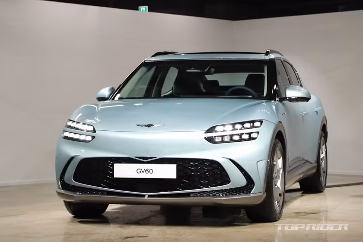 Thêm vào đó là lưới tản nhiệt hình chiếc khiên Crest Grille - một đặc điểm nhận dạng khác của xe Genesis. Lưới tản nhiệt được bao quanh bằng khe gió trong khi nắp ca-pô dạng vỏ sò mang đến vẻ liền lạc cho xe.