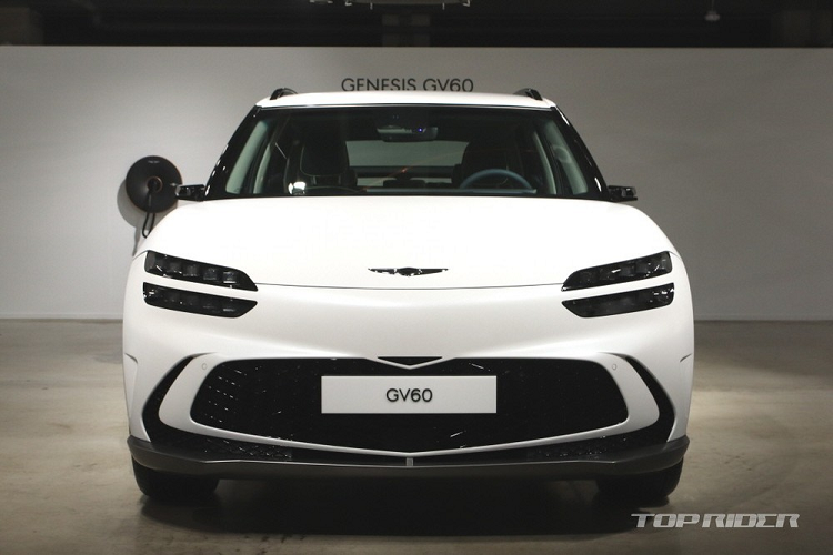 Được áp dụng ngôn ngữ thiết kế Dynamic Elegance, Genesis GV60 2022 chạy điện mang trên mình kiểu dáng SUV lai Coupe mượt mà. Trên đầu xe, mẫu SUV này được trang bị cụm đèn pha "Quad Lamps" với 4 dải LED nằm ngang đặc trưng của thương hiệu Genesis. Trong mỗi dải đèn có tổng cộng 5 bóng đèn, trong đó 6 bóng ngoài ở mỗi bên đóng vai trò là dải đèn LED định vị ban ngày và đèn báo rẽ. 4 bóng phía trong ở mỗi bên là đèn pha chính.