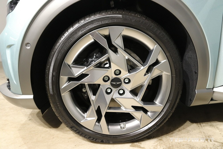 Bên sườn, mẫu SUV hạng sang này được trang bị gương chiếu hậu truyền thống hoặc camera kỹ thuật số, tay nắm cửa chỉnh điện, sẽ bật lên khỏi thân xe khi người dùng chạm vào, và bộ vành hợp kim với thiết kế bắt mắt, có đường kính dao động từ 19 - 21 inch. Thêm vào đó là nẹp mạ crôm chạy theo nóc xe, kéo dài từ đỉnh cột A đến cánh gió đằng sau.