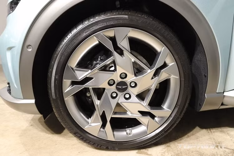 Bên sườn, mẫu SUV hạng sang này được trang bị gương chiếu hậu truyền thống hoặc camera kỹ thuật số, tay nắm cửa chỉnh điện, sẽ bật lên khỏi thân xe khi người dùng chạm vào, và bộ vành hợp kim với thiết kế bắt mắt, có đường kính dao động từ 19 - 21 inch. Thêm vào đó là nẹp mạ crôm chạy theo nóc xe, kéo dài từ đỉnh cột A đến cánh gió đằng sau.