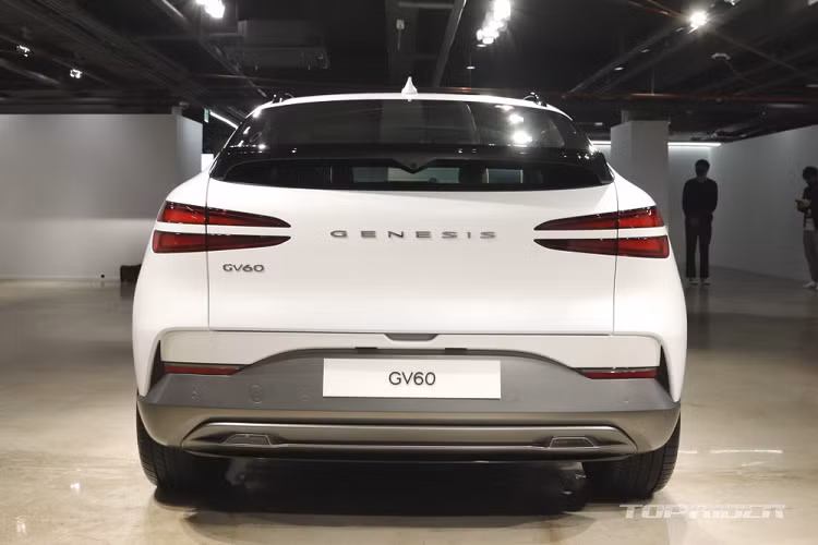 Tương tự trên đầu xe, phía sau Genesis GV60 2022 cũng có đèn hậu LED với 4 dải đèn nằm ngang. Bên cạnh đó là cánh gió cố định ở kính sau, tích hợp đèn phanh, và 2 đầu ống xả giả dưới cản va.