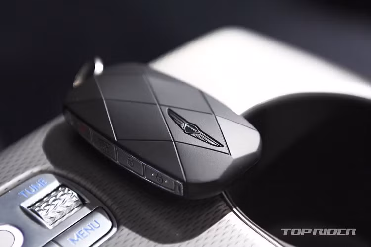 Cao cấp nhất là bản Performance AWD với 2 mô-tơ điện có công suất tổng cộng 429 mã lực và mô-men xoắn cực đại 605 Nm. So với 2 bản còn lại nó có điểm nhấn là tính năng Boost Mode, giúp xe tạm thời tăng công suất tối đa lên 483 mã lực và mô-men xoắn cực đại 700 Nm trong thời gian 10 giây. Nhờ tính năng này, xe có thể tăng tốc từ 0-100 km/h trong thời gian 4 giây. Trong khi đó, hệ dẫn động AWD của bản trang bị này có tính năng Disconnector Actuator System (DAS) giúp người lái thoải mái đổi hệ dẫn động AWD thành RWD và ngược lại.