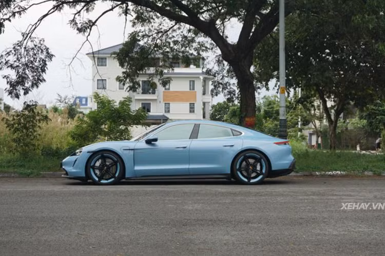 Trên phiên bản Taycan 4S, xe sử dụng động cơ điện kép, sản sinh ra công suất 429 mã lực và mô-men xoắn 640 Nm.