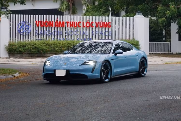 Kèm theo đó là gói pin dung lượng 79,2 kWh và quãng đường di chuyển tối đa lên tới 460 km trong một lần sạc đầy. Khi kích hoạt chế độ Overboost và Launch Control, Porsche Taycan 4S dễ dàng tăng tốc từ 0 - 100 km/h chỉ trong 4 giây và tốc độ tối đa đạt 250 km/h.