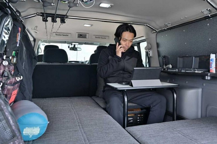 Kính phía sau có các nút điều khiển điện tử để có thể chuyển đổi giữa chế độ trong suốt và chắn sáng chỉ bằng một nút bấm.