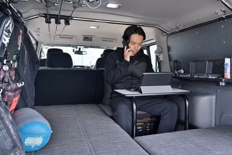 Kính phía sau có các nút điều khiển điện tử để có thể chuyển đổi giữa chế độ trong suốt và chắn sáng chỉ bằng một nút bấm.