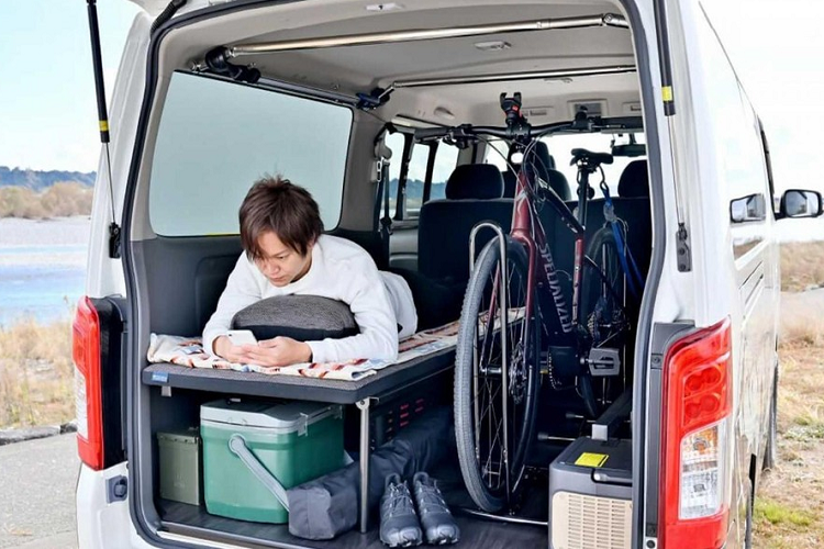 Mặc dù mẫu concept của Nissan thiếu khu vực bếp hoặc phòng vệ sinh như một chiếc RV thực thụ, nhưng nó có các điểm nhấn tiện lợi như bộ biến tần Cellstar DC/AC có thể chuyển đổi điện năng của xe để có thể sử dụng các thiết bị hàng ngày.