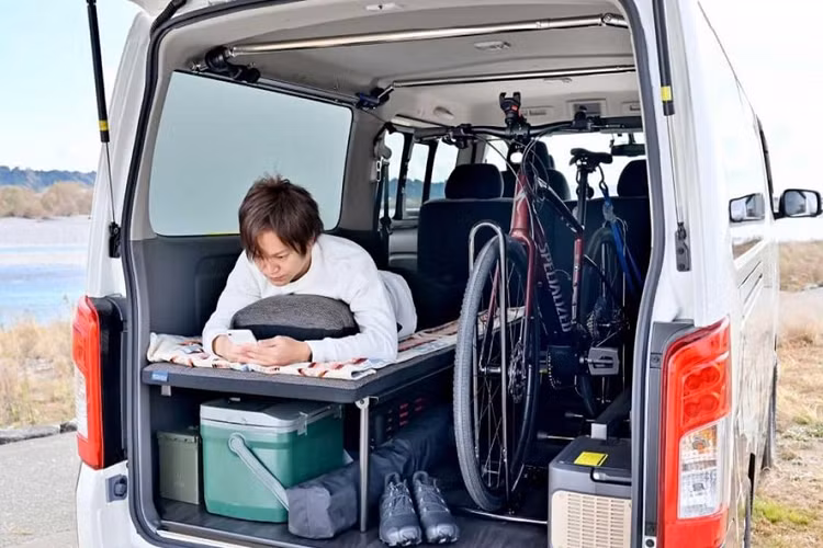 Mặc dù mẫu concept của Nissan thiếu khu vực bếp hoặc phòng vệ sinh như một chiếc RV thực thụ, nhưng nó có các điểm nhấn tiện lợi như bộ biến tần Cellstar DC/AC có thể chuyển đổi điện năng của xe để có thể sử dụng các thiết bị hàng ngày.