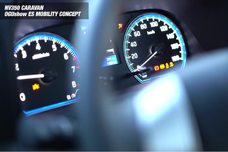 Bên trong xe có một hệ thống giữ đồ đạc gắn trên trần bằng các thanh ngang. Những hình ảnh chính thức ở đây cho thấy khu vực này có khả năng cất giữ cần câu cá hoặc thậm chí là ván lướt sóng. 