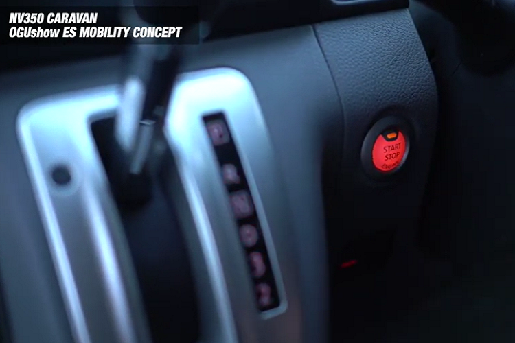 Ở phía dưới của cửa sập phía sau cũng có một thanh ngang tương tự, vậy nên nó có thể đóng vai trò như một vị trí để gắn mái hiên hoặc treo quần áo ướt.