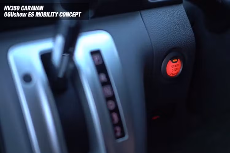 Ở phía dưới của cửa sập phía sau cũng có một thanh ngang tương tự, vậy nên nó có thể đóng vai trò như một vị trí để gắn mái hiên hoặc treo quần áo ướt.