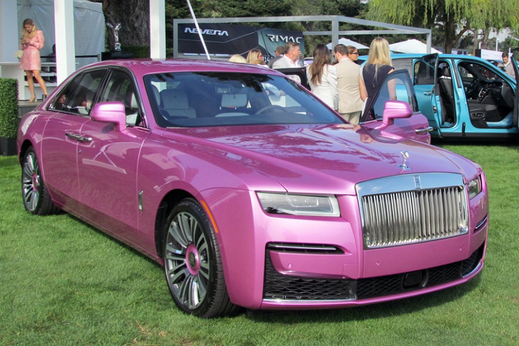Được biết, người này trước đó có hé lộ mua xe Rolls-Royce Cullinan với ngoại thất màu xanh đặc biệt và giá về tay gần 45 tỷ đồng. Nhưng động thái mới nhất được chủ nhân tiết lộ đã chốt đặt mua Rolls-Royce Ghost 2022 với màu sơn hồng do vợ và 3 công chúa rất yêu thích.