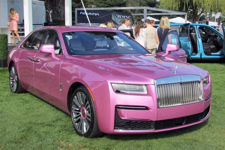 Được biết, người này trước đó có hé lộ mua xe Rolls-Royce Cullinan với ngoại thất màu xanh đặc biệt và giá về tay gần 45 tỷ đồng. Nhưng động thái mới nhất được chủ nhân tiết lộ đã chốt đặt mua Rolls-Royce Ghost 2022 với màu sơn hồng do vợ và 3 công chúa rất yêu thích.