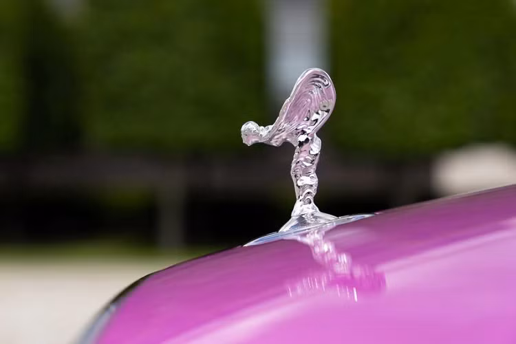 Chia sẻ với người độ xe Kia Carnival 2022 cho mình, đại gia này tiết lộ sẽ đợi nhà mới hoàn thiện xong mới mang chiếc xe Rolls-Royce Ghost 2022 mới về nhà, vì hiện tại nhà cũ đã không còn đủ chỗ để chứa xe, cặp vợ chồng này thường xuyên cho các xế khủng như Porsche Panamera, Porsche Taycan, Mercedes-AMG G63 Edition One và Lamborghini Huracan LP610-4 đỗ trước cửa nhà.