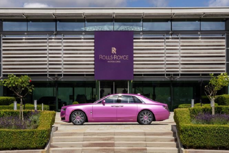 Sức mạnh của xe được truyền tới bánh thông qua hộp số tự động 8 cấp có hỗ trợ hệ thống vệ tinh sang số, nhờ đó, chiếc xe siêu sang Rolls-Royce Ghost thế hệ mới dễ dàng tăng tốc từ vị trí đứng yên lên 100 km/h chỉ trong thời gian 4,4 giây trước khi đạt vận tốc tối đa 249 km/h.