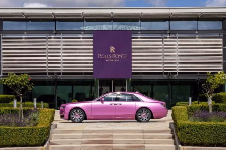 Sức mạnh của xe được truyền tới bánh thông qua hộp số tự động 8 cấp có hỗ trợ hệ thống vệ tinh sang số, nhờ đó, chiếc xe siêu sang Rolls-Royce Ghost thế hệ mới dễ dàng tăng tốc từ vị trí đứng yên lên 100 km/h chỉ trong thời gian 4,4 giây trước khi đạt vận tốc tối đa 249 km/h.