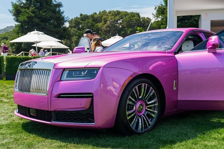 Đến nay, đã có 1 đại gia Việt tiết lộ đặt mua chiếc xe siêu sang Rolls-Royce Ghost 2022 màu hồng nhưng không rõ có phải là màu Friskee Pink hay là bộ áo hồng được cá nhân hóa cho riêng chủ xe này. Thông tin này đã nhanh chóng thu hút sự chú ý của giới mê xe.