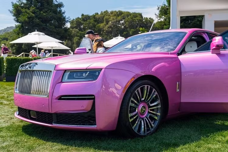Đến nay, đã có 1 đại gia Việt tiết lộ đặt mua chiếc xe siêu sang Rolls-Royce Ghost 2022 màu hồng nhưng không rõ có phải là màu Friskee Pink hay là bộ áo hồng được cá nhân hóa cho riêng chủ xe này. Thông tin này đã nhanh chóng thu hút sự chú ý của giới mê xe.